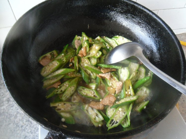 肉片炒秋葵步骤7