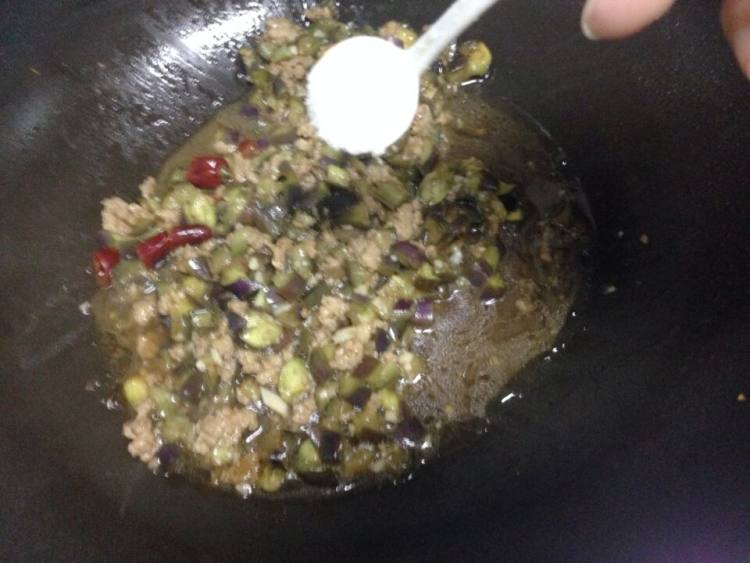 肉末炒茄丁步骤8