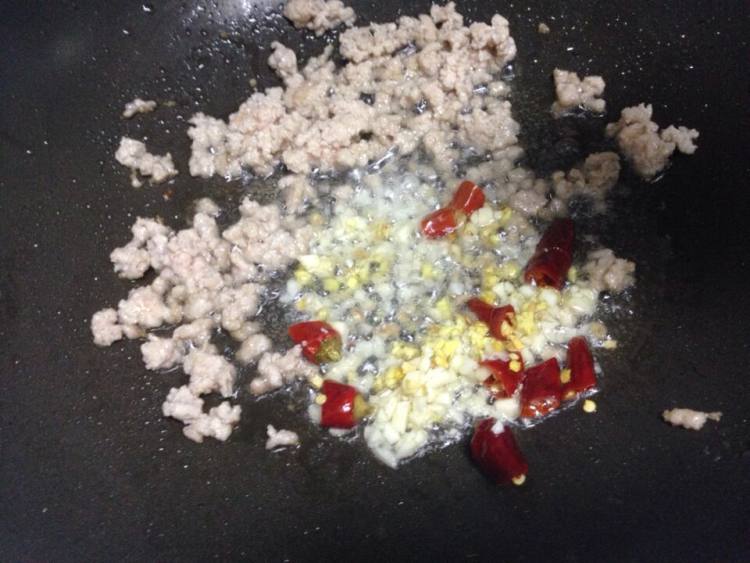 肉末炒茄丁步骤5