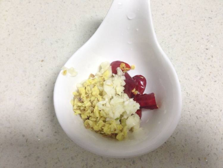 肉末炒茄丁步骤3