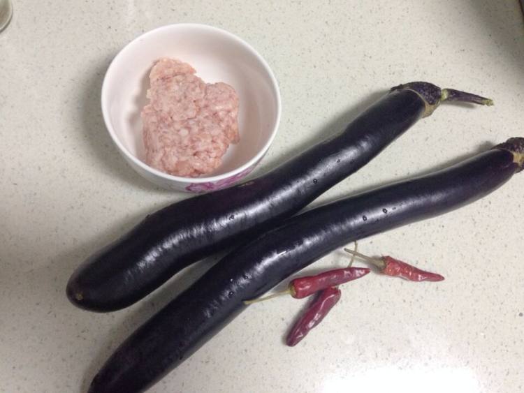 肉末炒茄丁步骤1