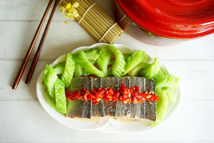 苦瓜剁椒蒸带鱼步骤7