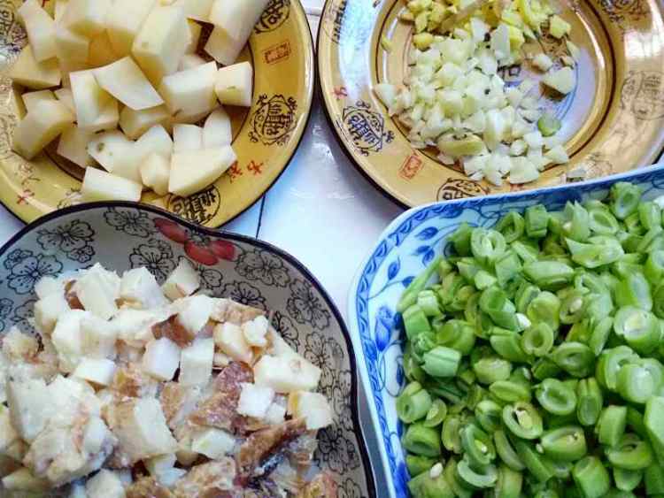 腊肉豆角饭步骤3