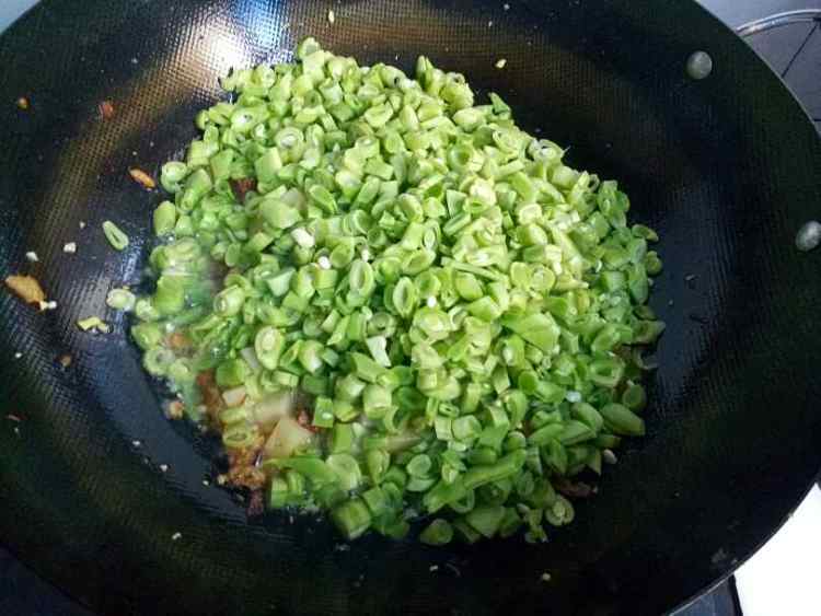 腊肉豆角饭步骤11