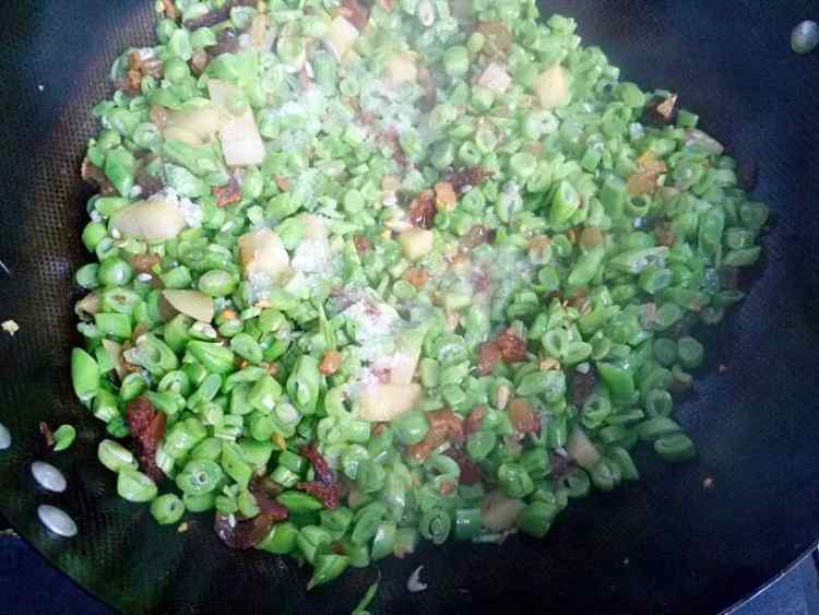 腊肉豆角饭步骤12