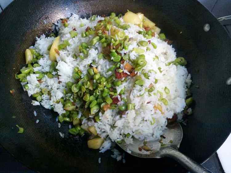 腊肉豆角饭步骤16
