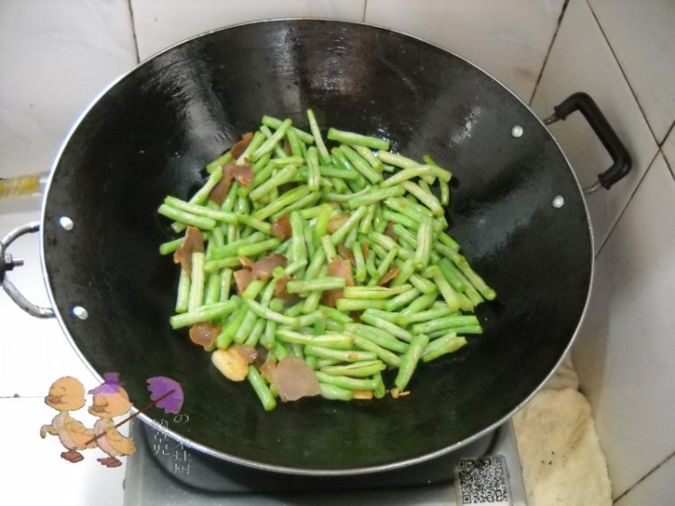 腊肉烧豆角步骤5