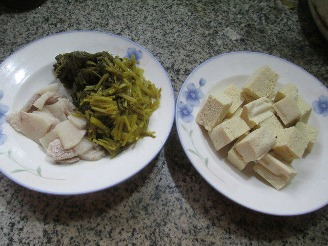 肉片咸菜煮冻豆腐步骤1