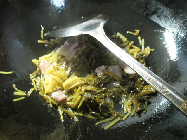 肉片咸菜煮冻豆腐步骤3