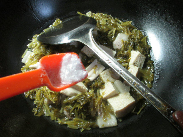 肉片咸菜煮冻豆腐步骤5