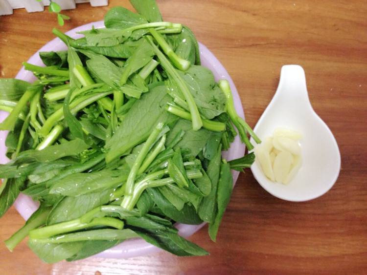 蒜炒菜心步骤1