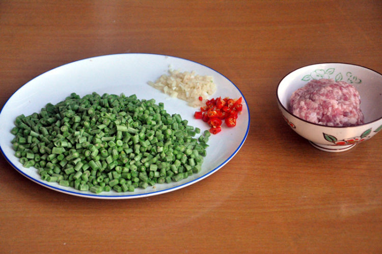 豇豆肉末步骤1