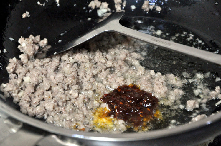 豇豆肉末步骤8