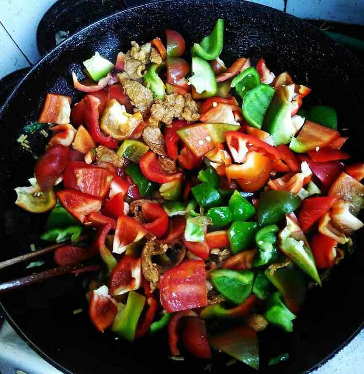 柿子椒炒肉片步骤7