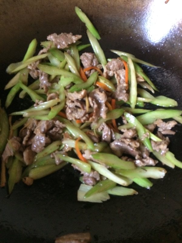 芹菜炒牛肉步骤8