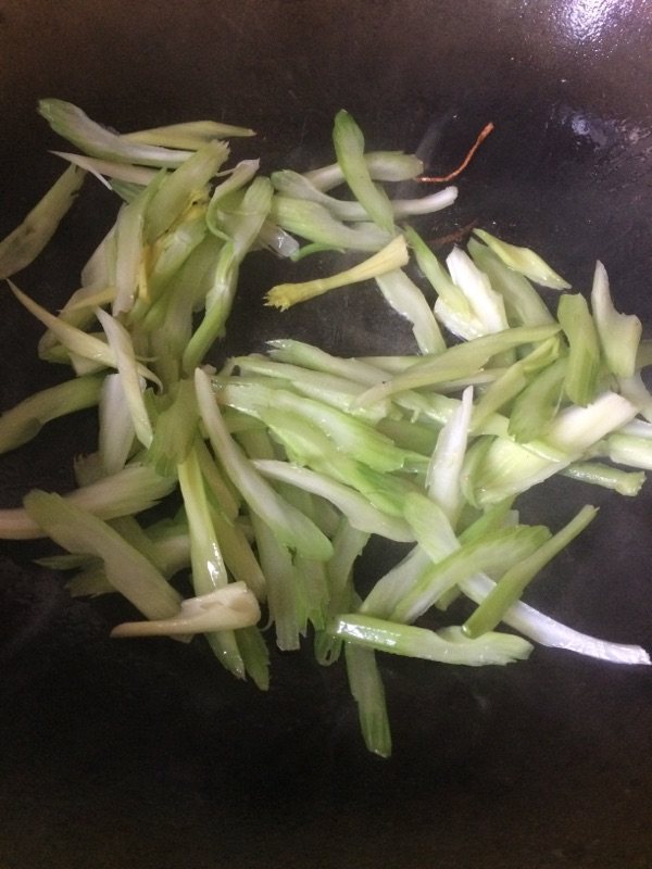 芹菜炒牛肉步骤6