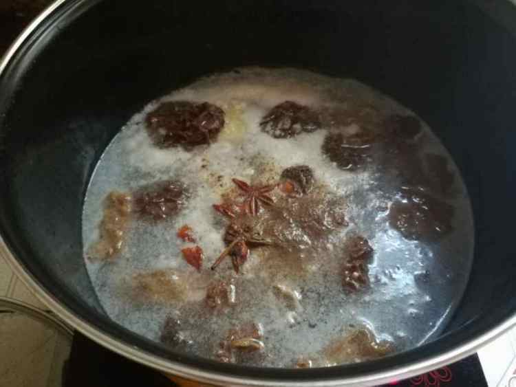 羊肚菌肉片汤步骤3