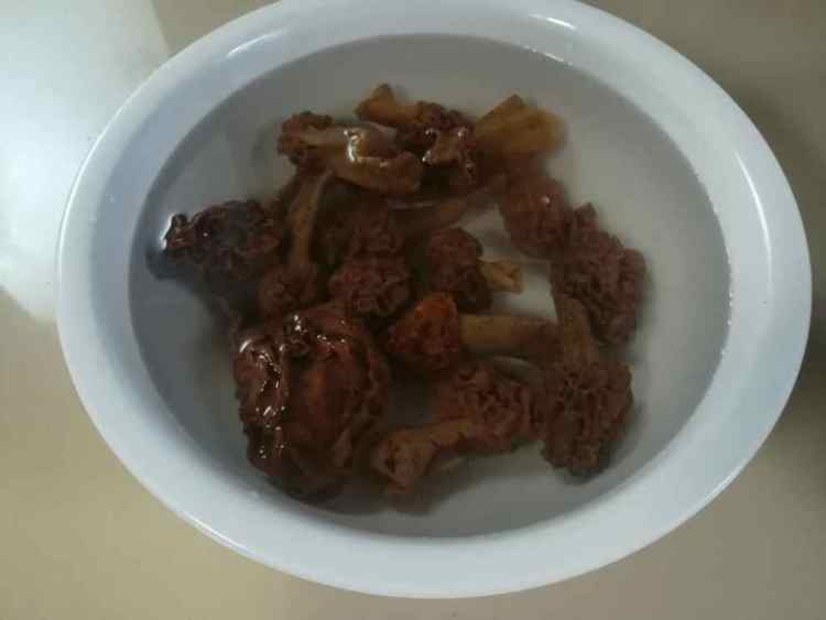 羊肚菌肉片汤步骤1