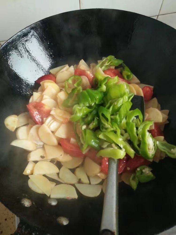 西红柿炒土豆片步骤5