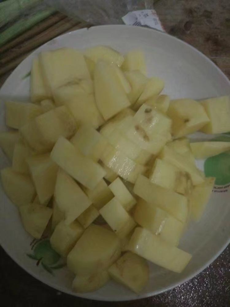 土豆炒鸡步骤2