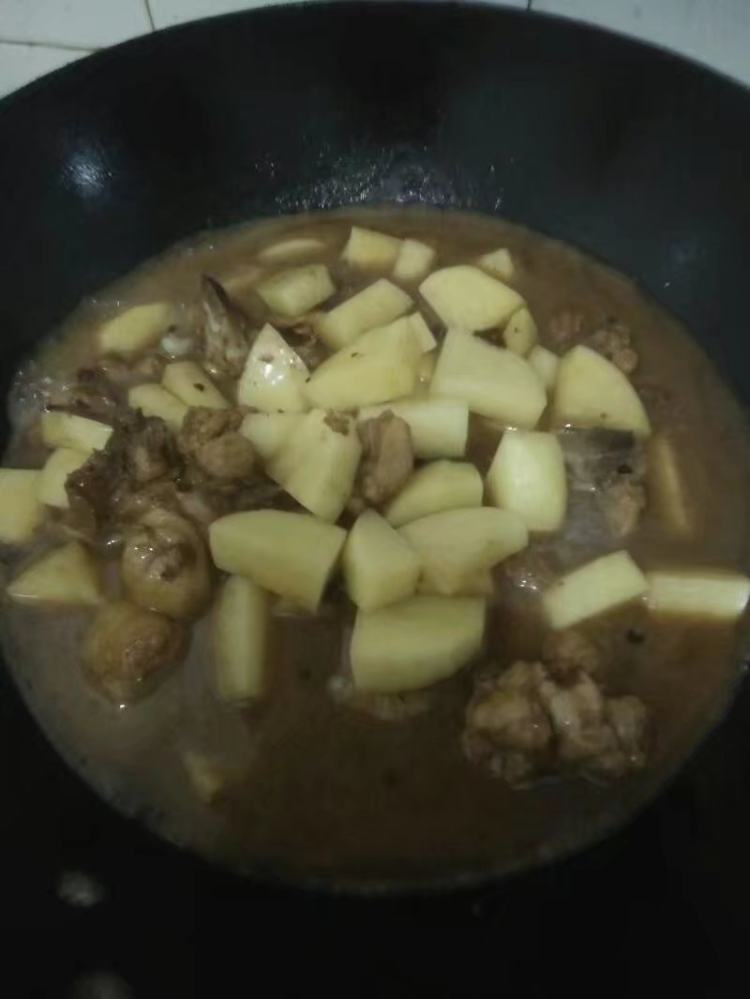 土豆炒鸡步骤7