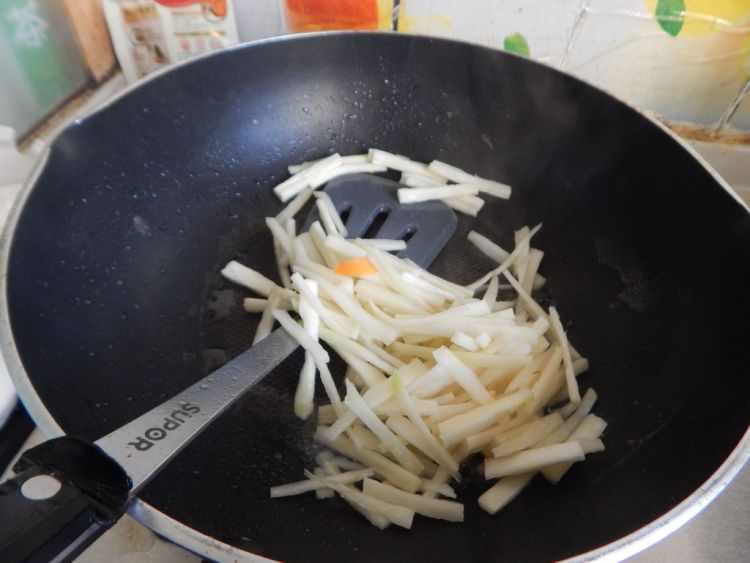 茭白炒鸡蛋清步骤6