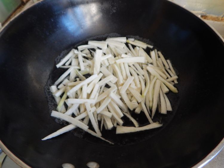 茭白炒鸡蛋清步骤3