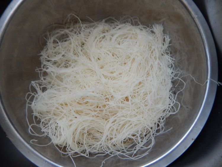 鸡排炒米粉步骤2