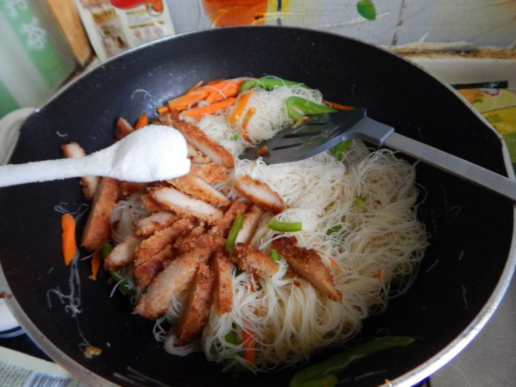 鸡排炒米粉步骤7