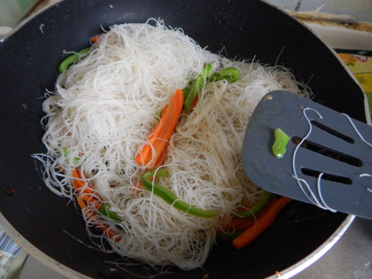 鸡排炒米粉步骤5