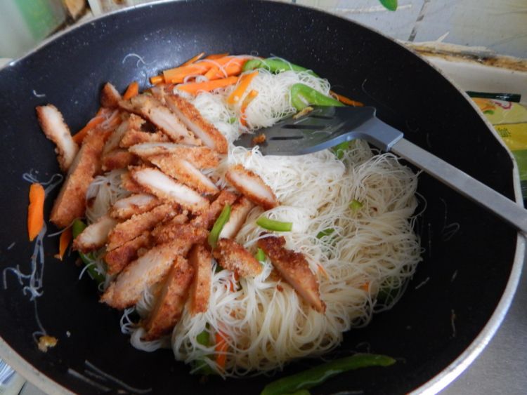 鸡排炒米粉步骤6