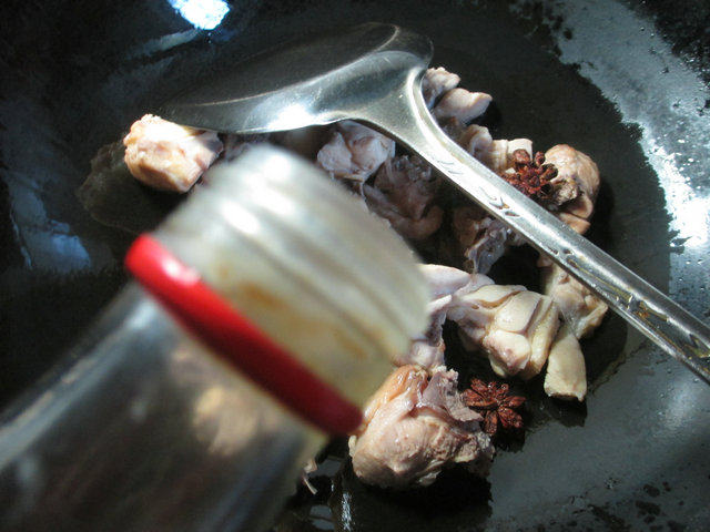 圆白菜炒鸡块步骤2