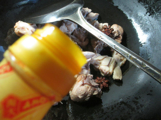 圆白菜炒鸡块步骤3