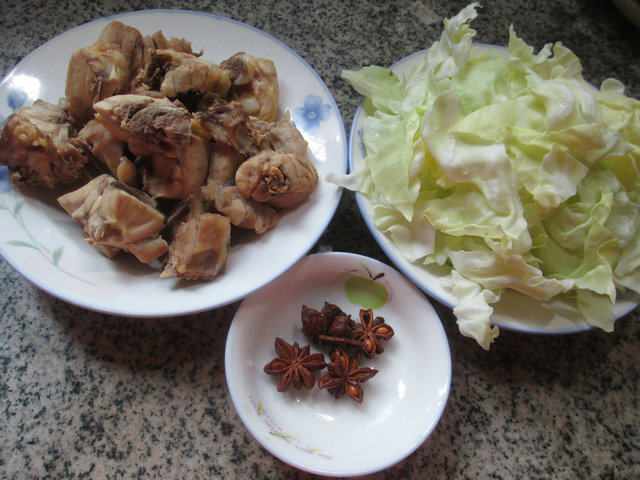 圆白菜炒鸡块步骤1