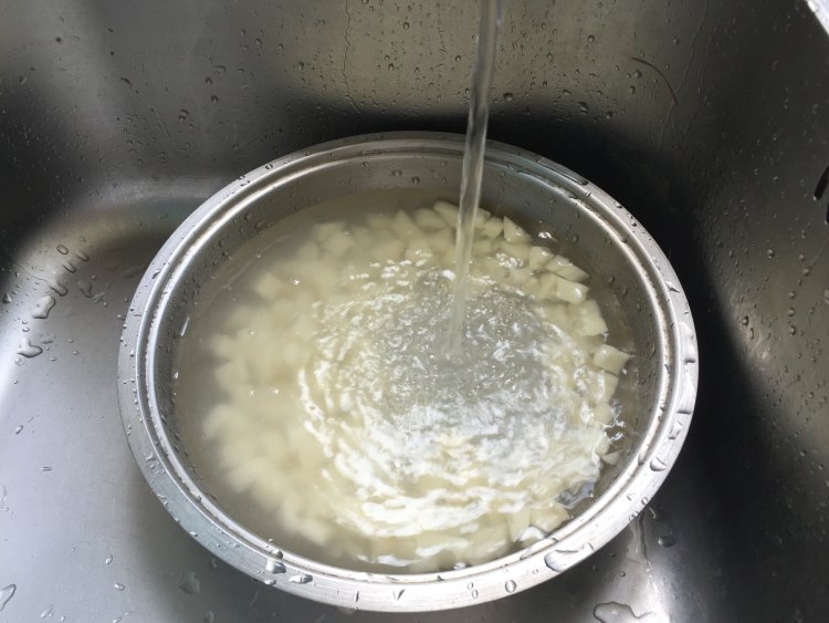 鸭脖炒藕丁步骤3