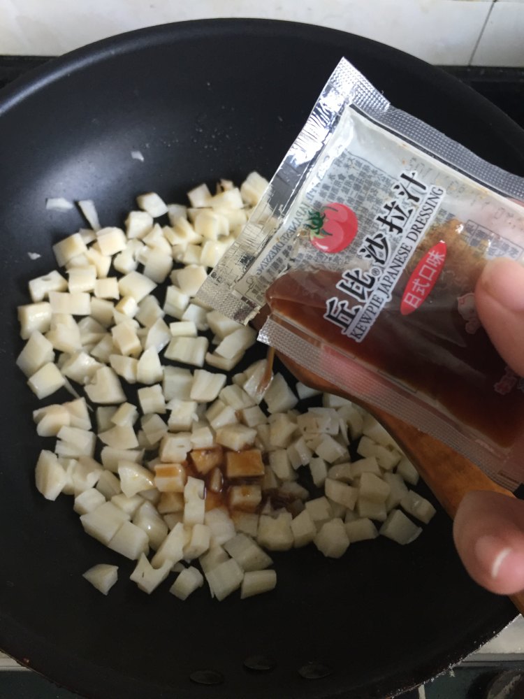 鸭脖炒藕丁步骤7
