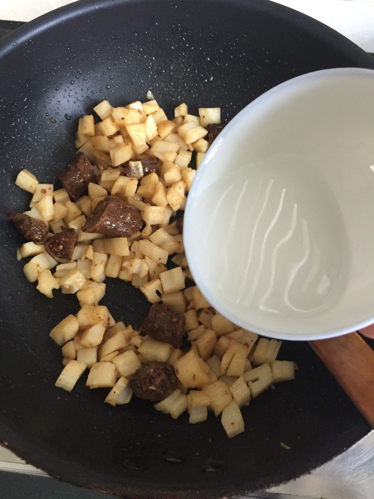 鸭脖炒藕丁步骤9