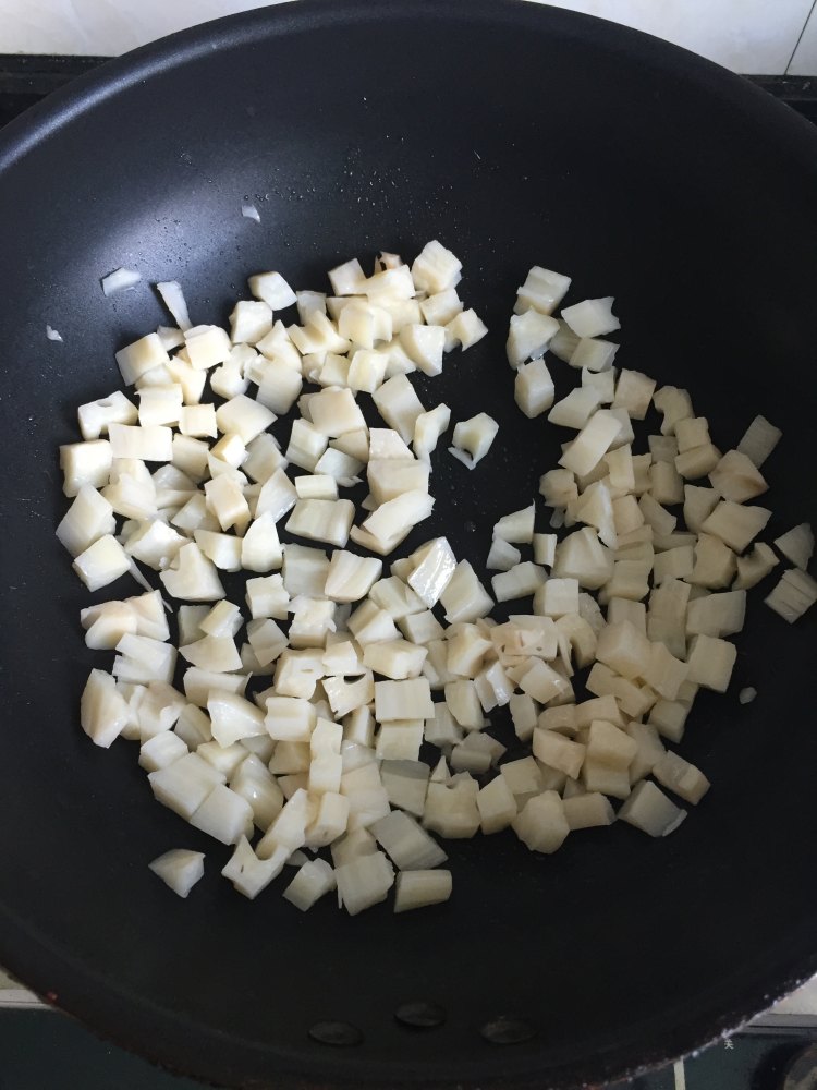 鸭脖炒藕丁步骤6