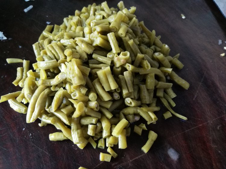 酸豆角炒牛肉末步骤2