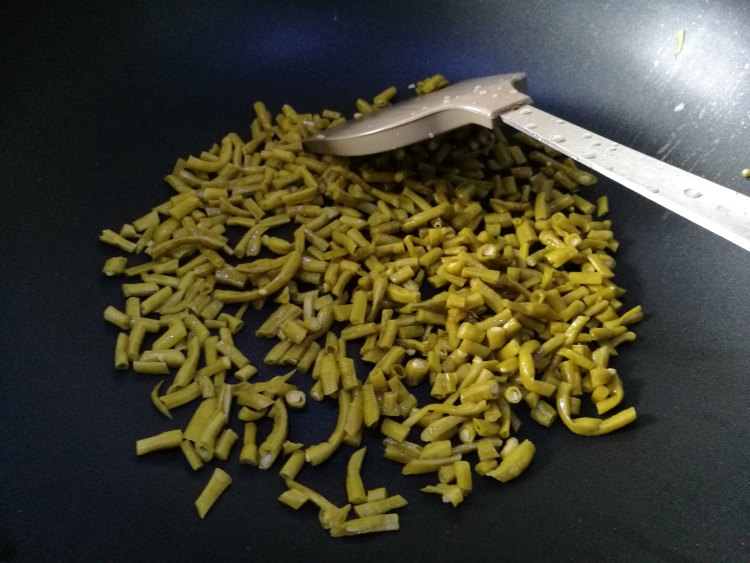 酸豆角炒牛肉末步骤7