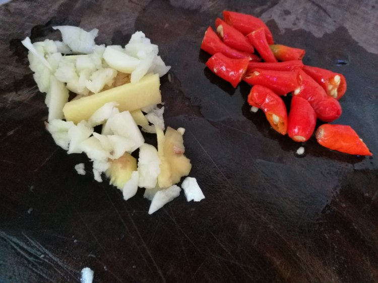 酸豆角炒牛肉末步骤6
