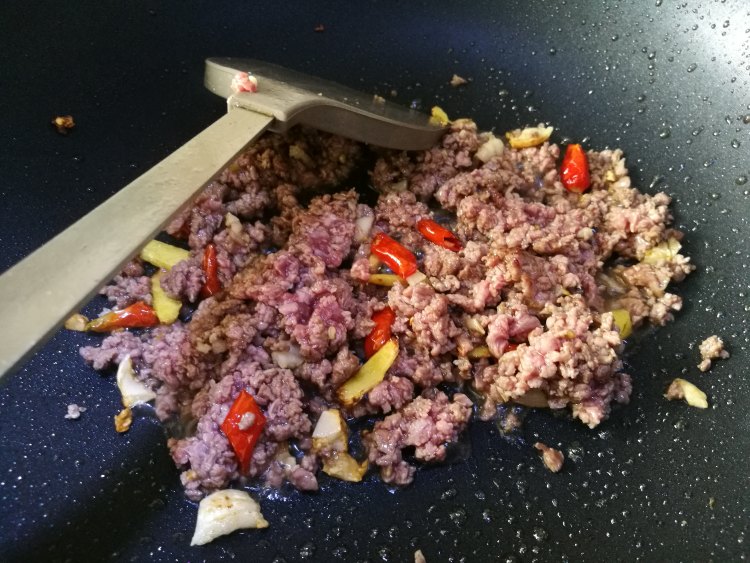 酸豆角炒牛肉末步骤11