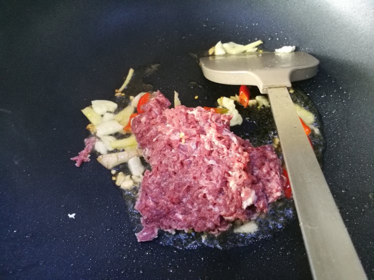 酸豆角炒牛肉末步骤10