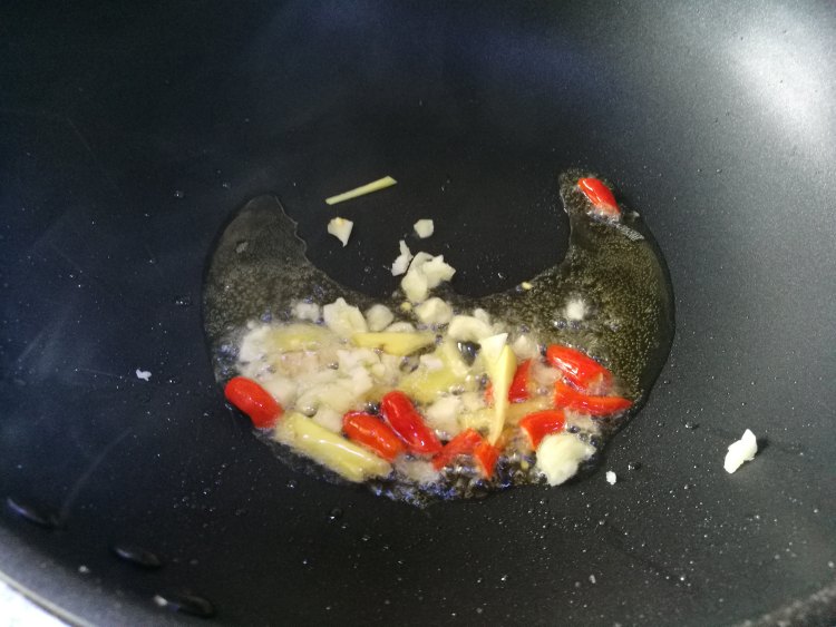 酸豆角炒牛肉末步骤9