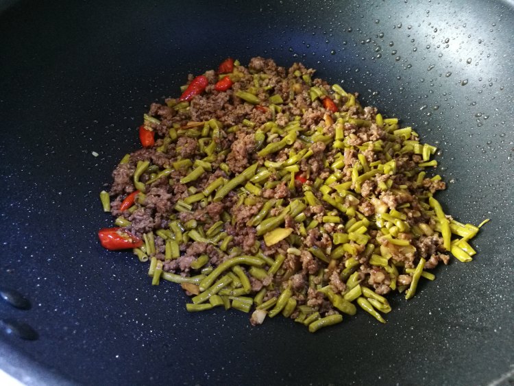 酸豆角炒牛肉末步骤13
