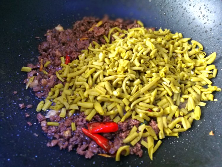酸豆角炒牛肉末步骤12