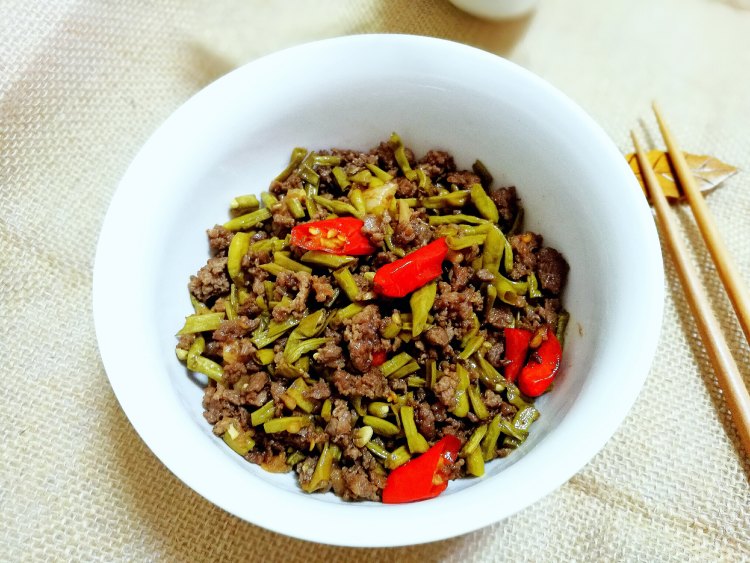 酸豆角炒牛肉末步骤14