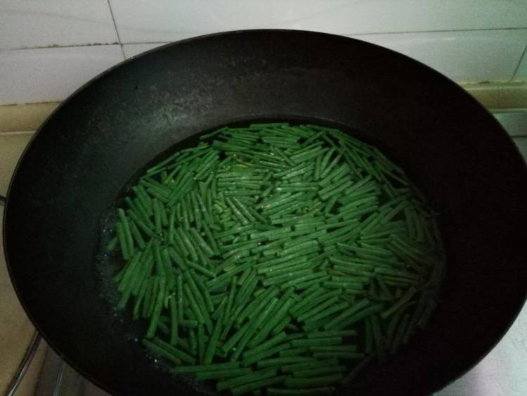 橄榄菜拌长豆步骤4