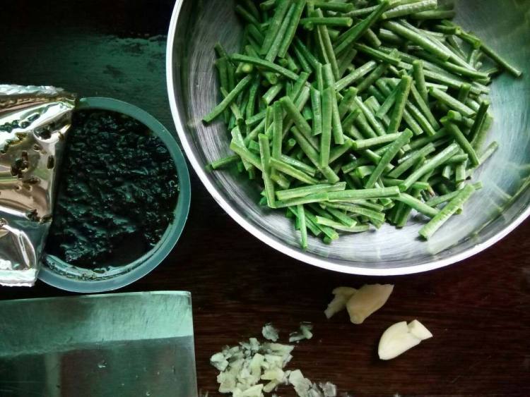 橄榄菜拌长豆步骤3