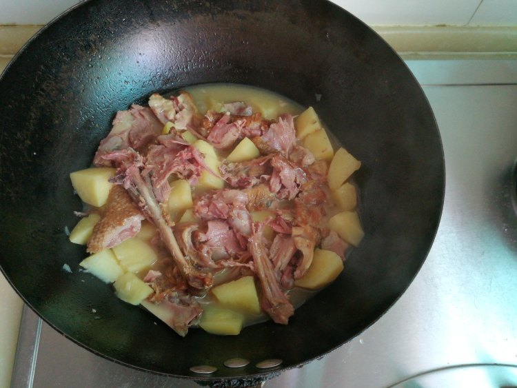 土豆炖鸭架步骤7